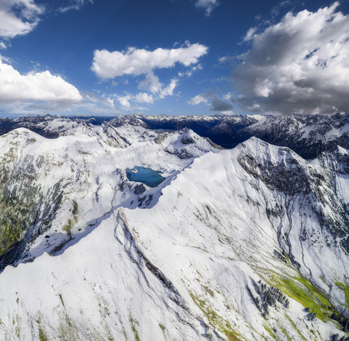 15_0770-Panorama-Allgäu-Alpen-Berge-Hinterstein-Winter-Schnee-verschneit-Schrecksee-Bergsee-Erster-Schnee-Oberallgäu-Ponten-Bschießer-weiß-blauer-himmel-sonne++