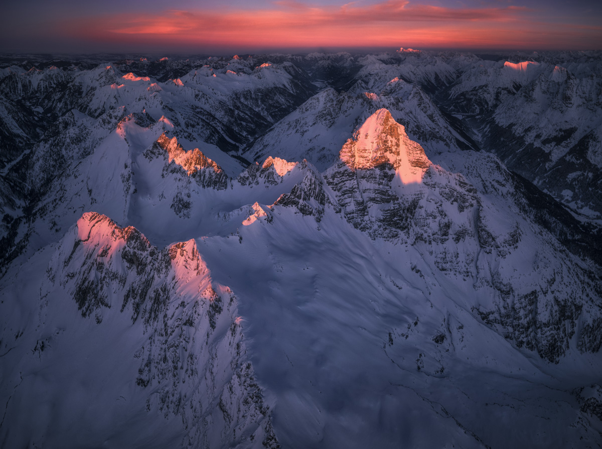 20_0405-Panorama-Allgäu-Alpen-Berge-Hinterstein-Winter-Schnee-verschneit-Hochvogel-Fuchskar-Wiedemer-Oberallgäu-orange-schwarz-blau-rot++
