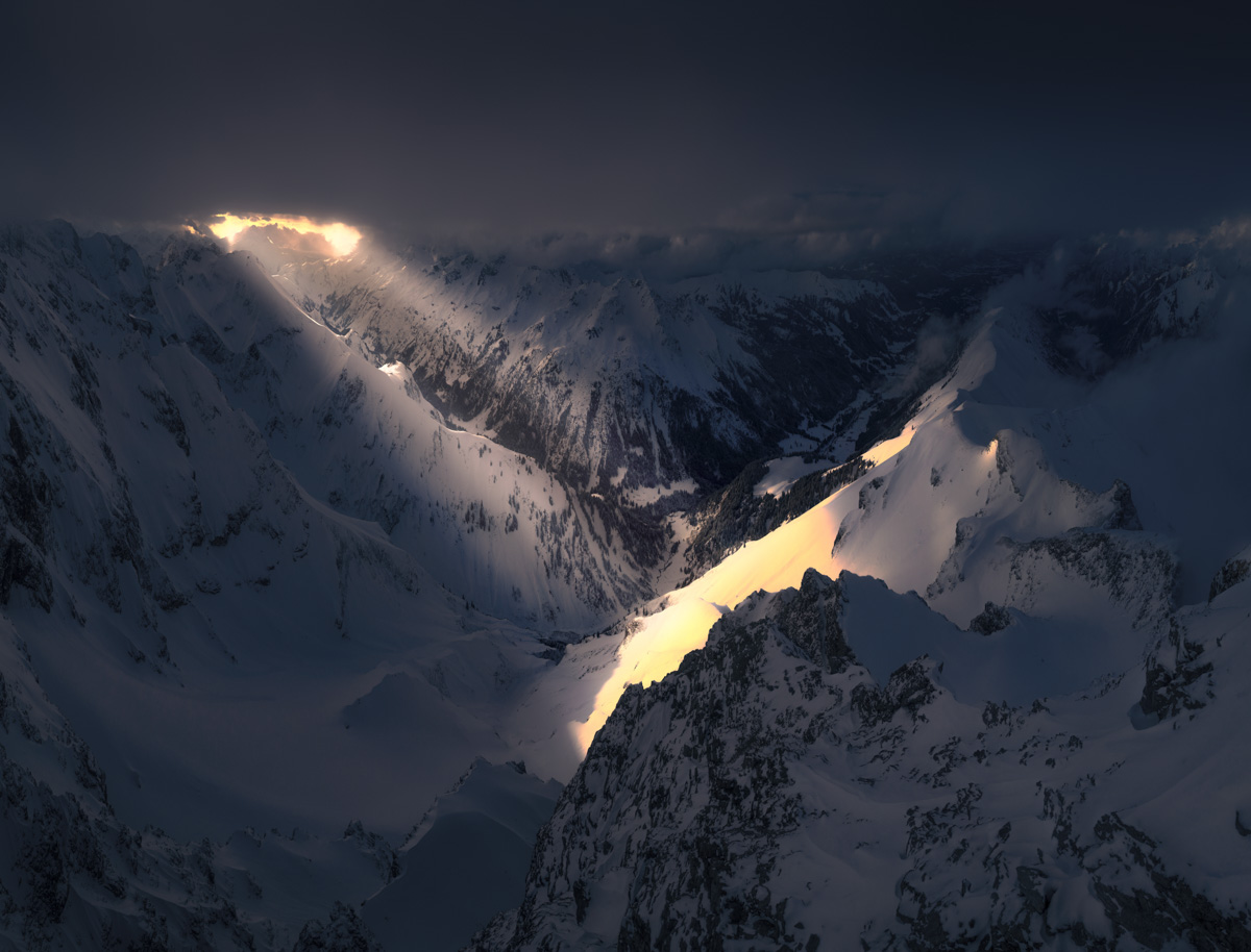 20_0465-Panorama-Allgäu-Alpen-Berge-Winter-Schnee-verschneit-Trettach-Einödsbach-Hochalpen-Sonnenuntergang-Alpenglühen-Oberstdorf-Oberallgäu-schwarz-orange-weiß-blau-sonne