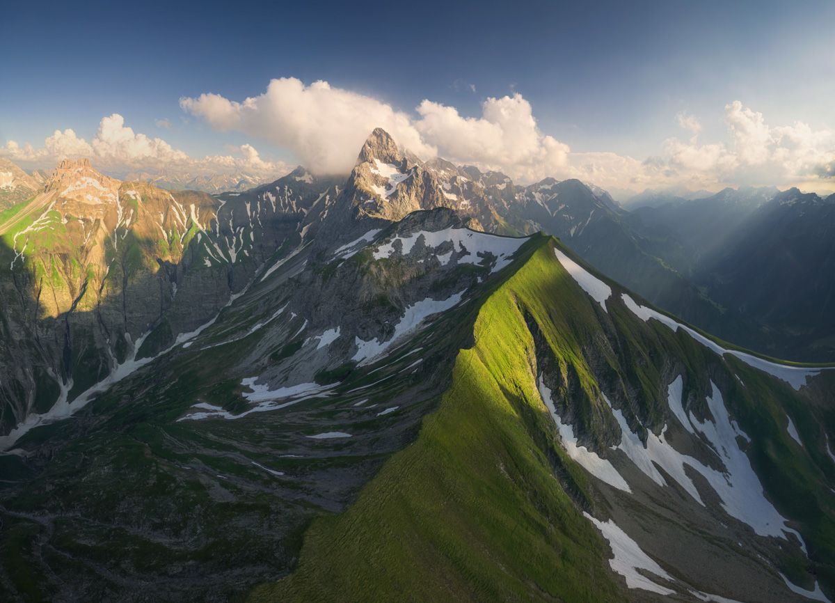20_0487-Panorama-Allgäu-Alpen-Berge-Oberstdorf-Trettach-Stillach-Frühling-Spring-Oberallgäu-Hochfrott-Mädelegabel-grüne-wiesen-blauer-himmel-sonne+++