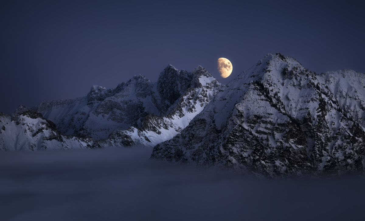 20_5250-Panorama-Allgäu-Alpen-Berge-Winter-Schnee-verschneit-mondaufgang-Obermaiselstein-Rubihorn-Nebelhorn-schwarz-blau-orange+++