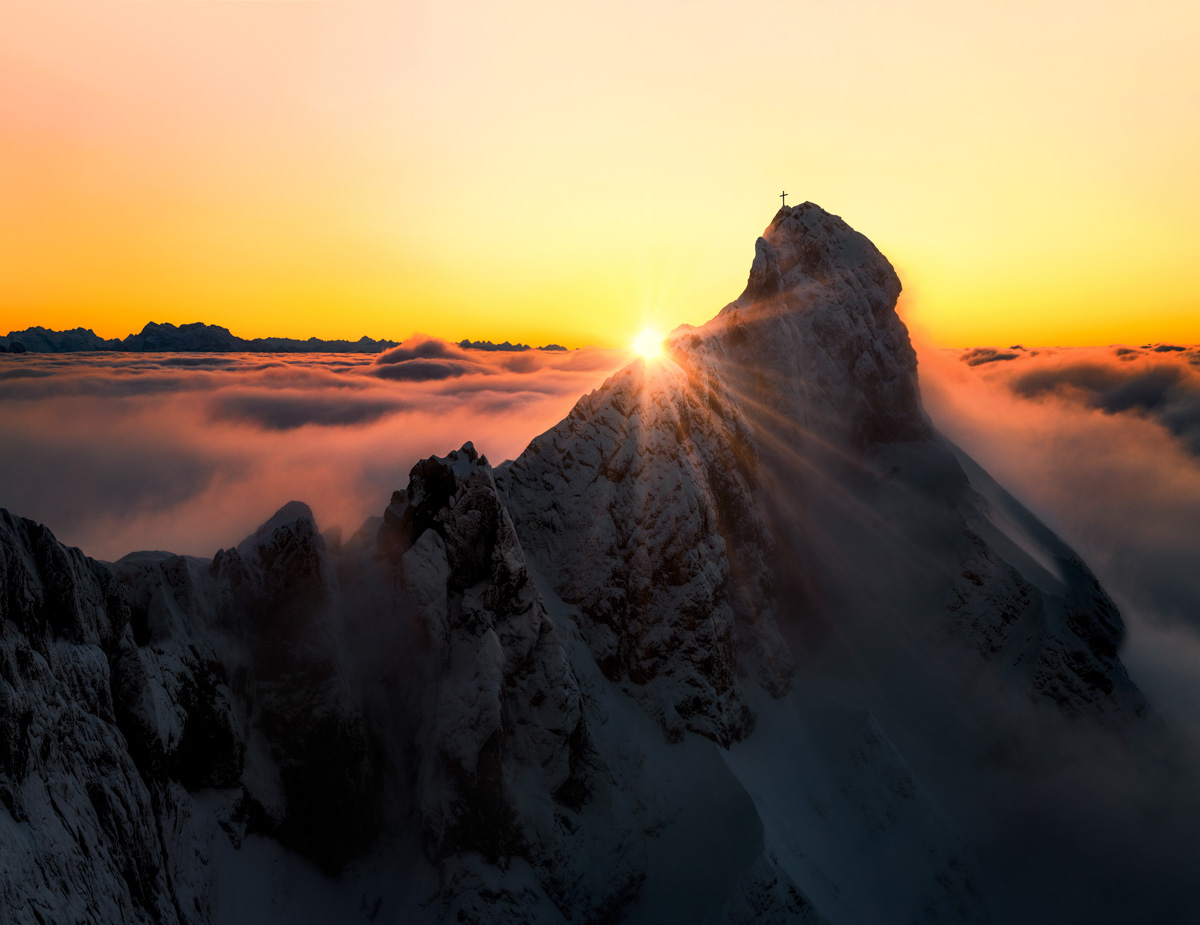 20_6376-Panorama-Schweiz-Alpenglühen-Sonnenuntergang-Nebelmeer-Bergspitzen-Kurfürsten-Nebel-Licht-Sonne-Schnee-Winter-verschneit-Sonnenstrahl-St-Gallen-orange-schwarz-sonne++