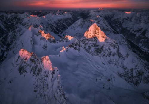 20_0405-Panorama-Allgäu-Alpen-Berge-Hinterstein-Winter-Schnee-verschneit-Hochvogel-Fuchskar-Wiedemer-Oberallgäu-orange-schwarz-blau-rot++