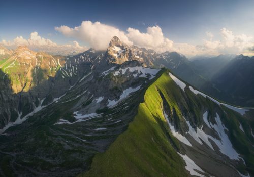 20_0487-Panorama-Allgäu-Alpen-Berge-Oberstdorf-Trettach-Stillach-Frühling-Spring-Oberallgäu-Hochfrott-Mädelegabel-grüne-wiesen-blauer-himmel-sonne+++