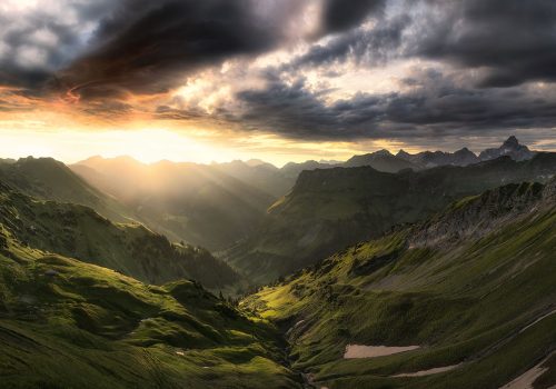 60_3929-Panorama-Allgäu-Alpen-Berge-Hinterstein-Sommer-Sonnenaufgang-Nebelhorn-Obertal-Giebel-Hochvogel-Alpenglühen-Gewitter-Oberallgäu-orange-rot-grün-sonne+++
